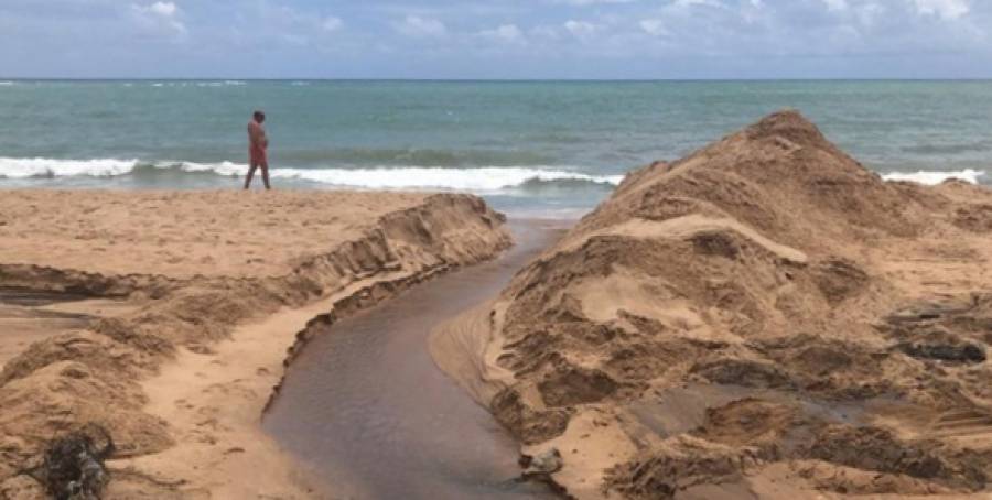 Tubulação de galeria rompe e resíduos são despejados na Praia de Jatiúca